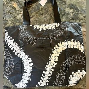 ALOHA Collection Lei Pattern Black and White Leaf Tote